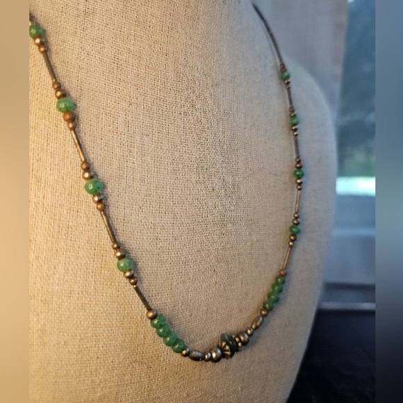 Vintage Beaded Necklace liquid Silver and Adventurine crystal Beads - Picture 4 of 5